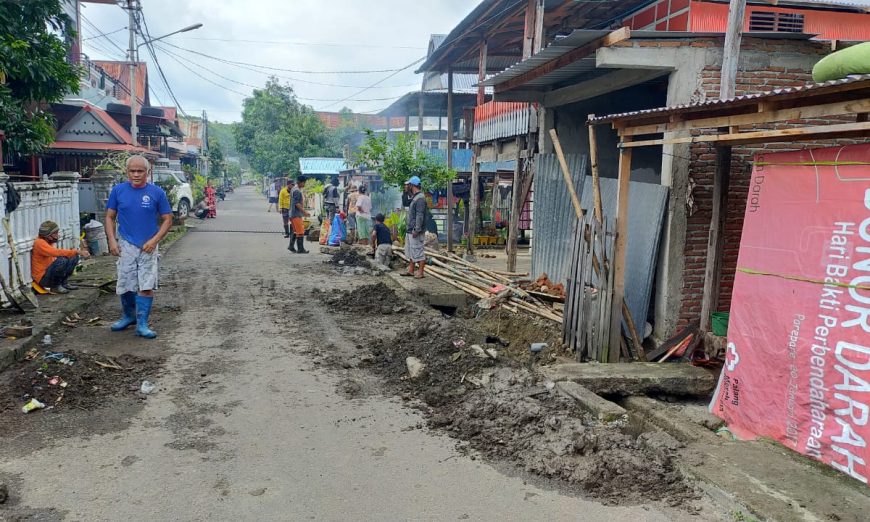 Dinas Lingkungan Hidup Berkolaborasi Pemerintah Kecamatan Bacukiki Barat Mengeruk Drainase Tersumbat